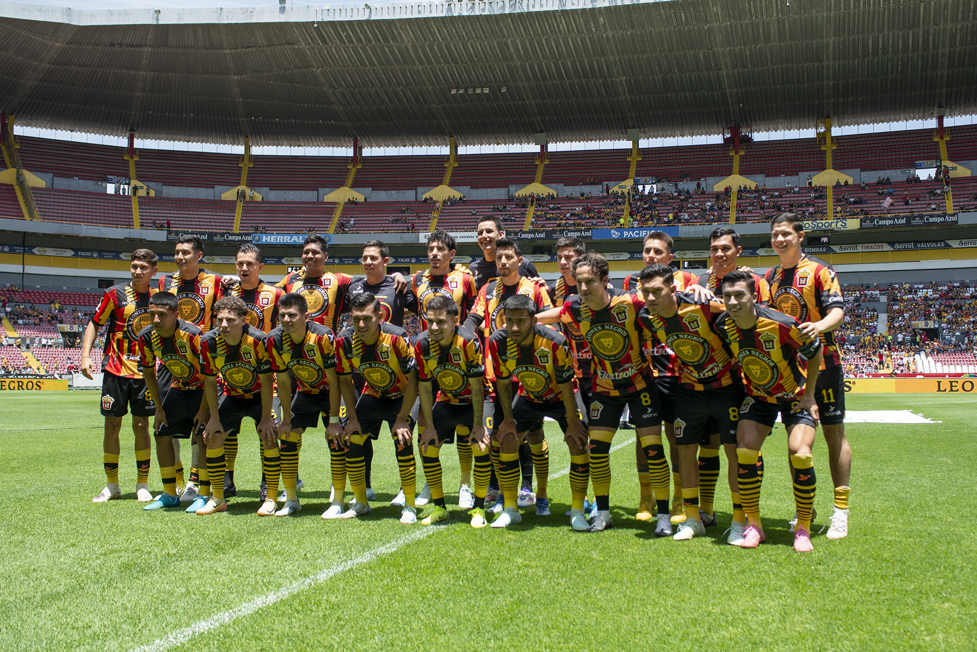 integrantes de equipo de fútbol posando en formación grupal a la cámara