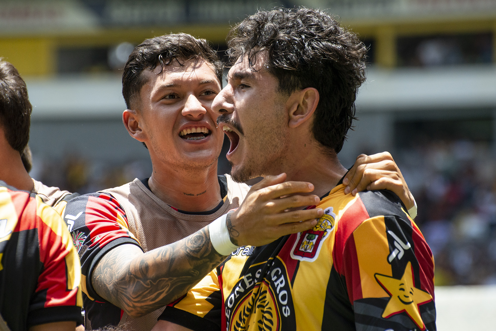 Jugador de Leones Negros en partido de fútbol