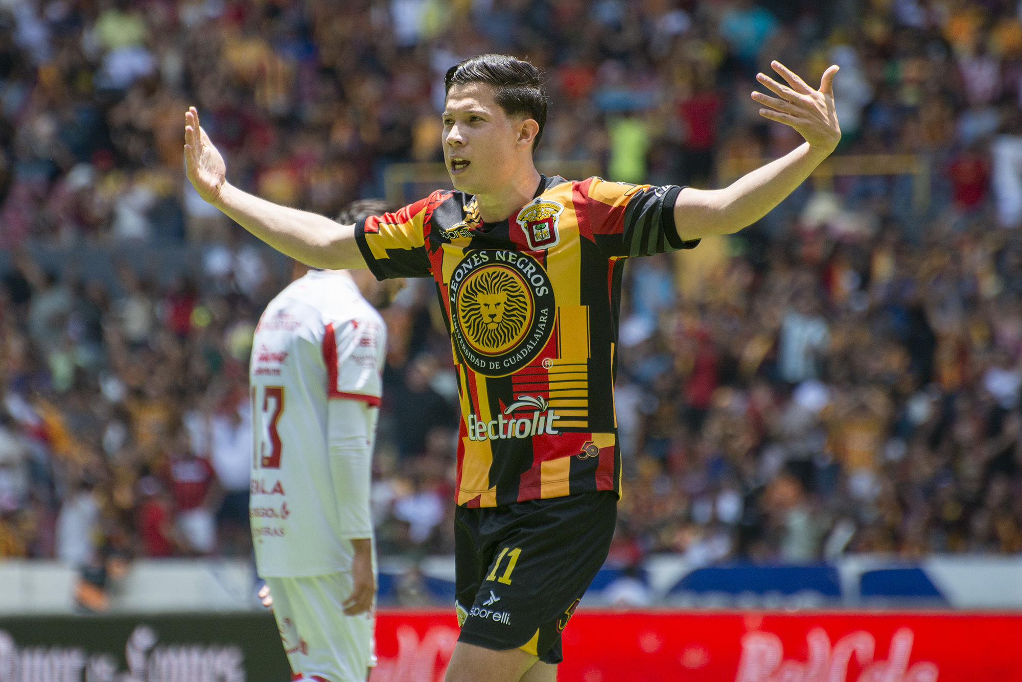 Jugador de Leones Negros en partido de fútbol