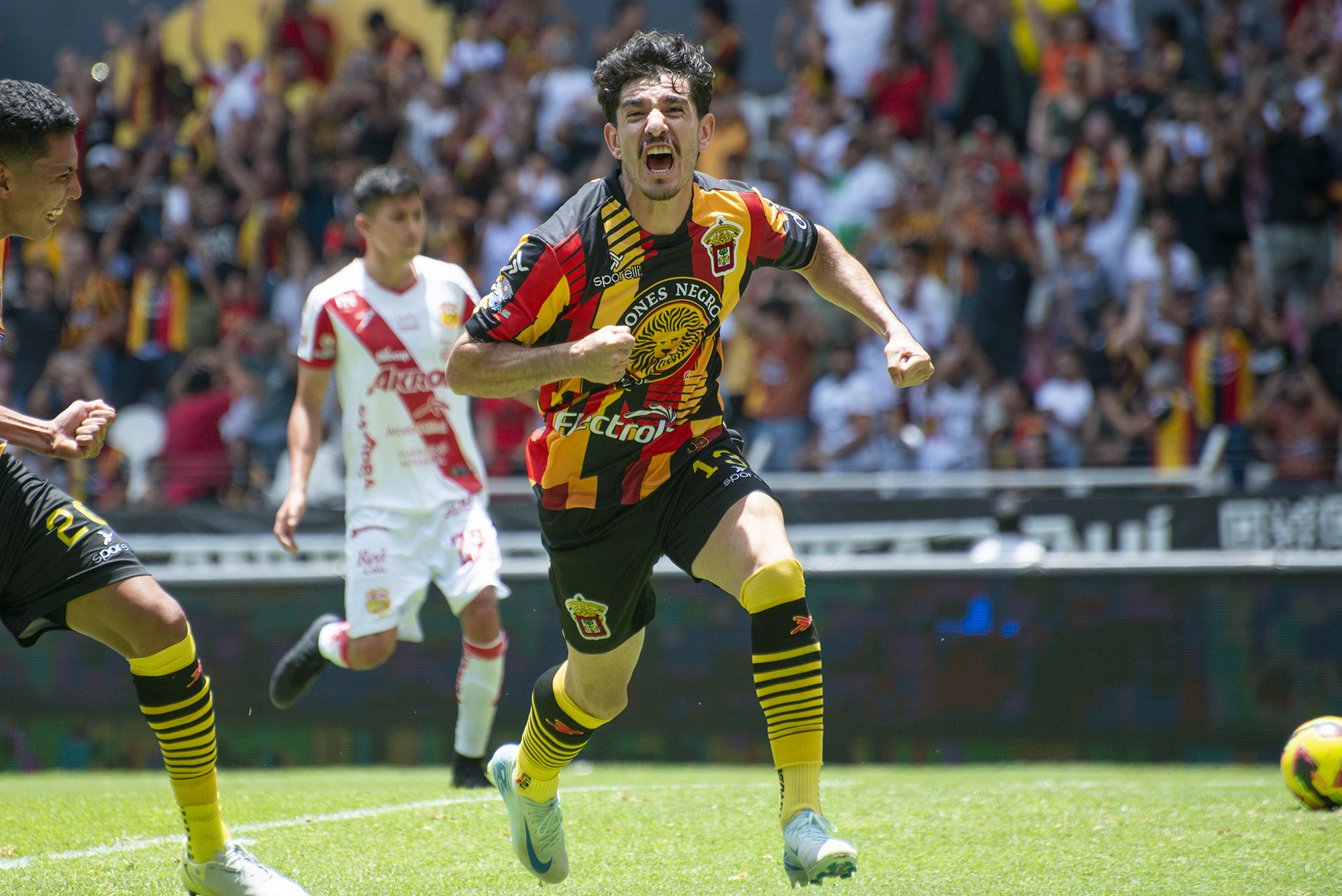 Jugador de Leones Negros en partido de fútbol